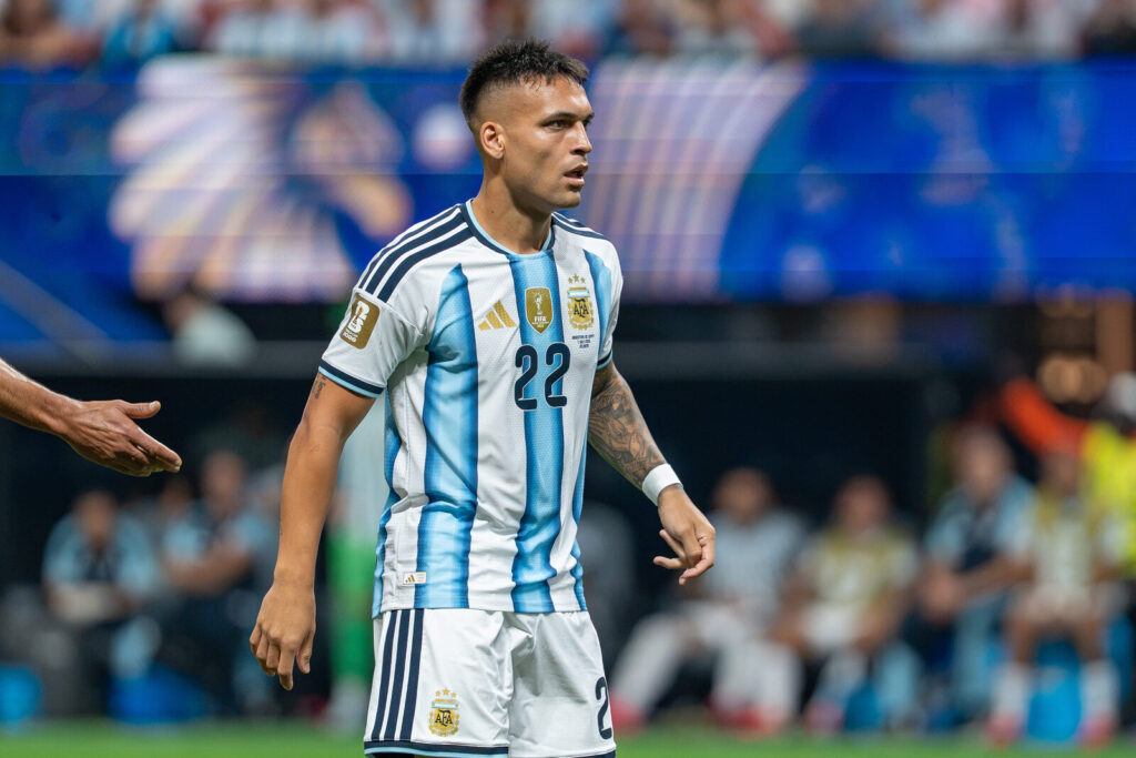 Lautaro Martinez em campo com a camisa da selecao argentina na Copa do Mundo de 2026
