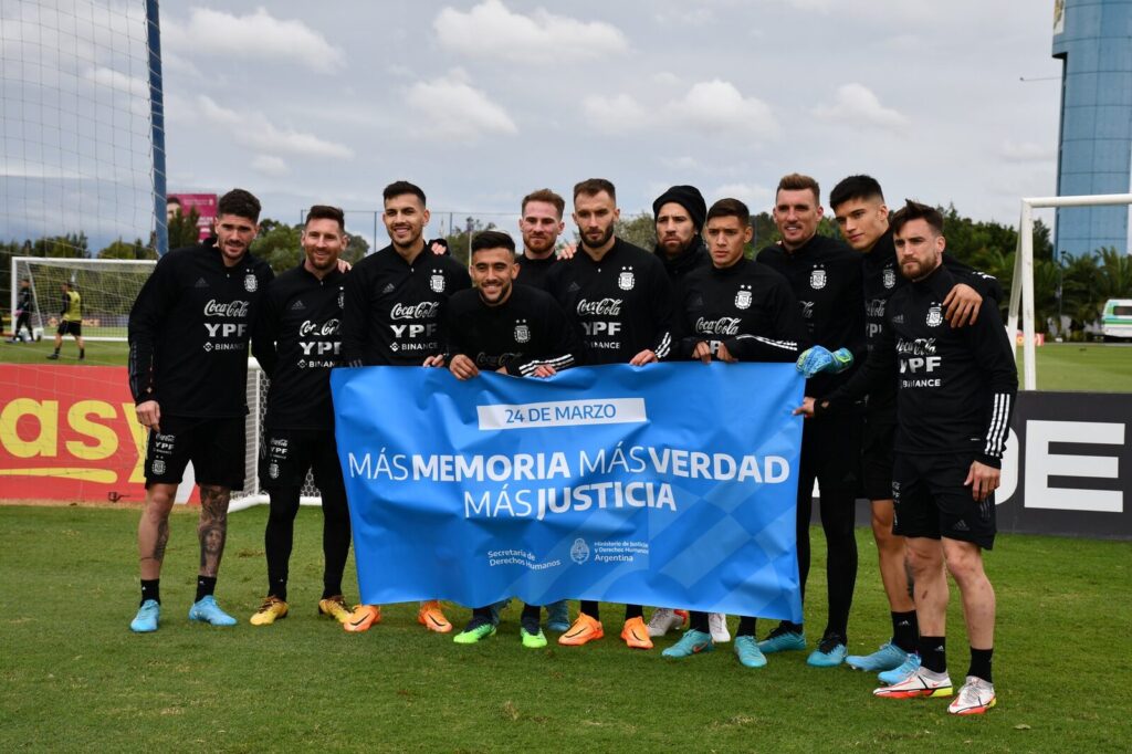 Elenco da seleção argentina reunido em treino, com Lionel Messi entre os jogadores