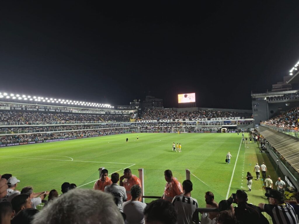 Torcida e jogadores em campo durante partida da Série A do Brasileirão 2026 no Estádio Urbano Caldeira