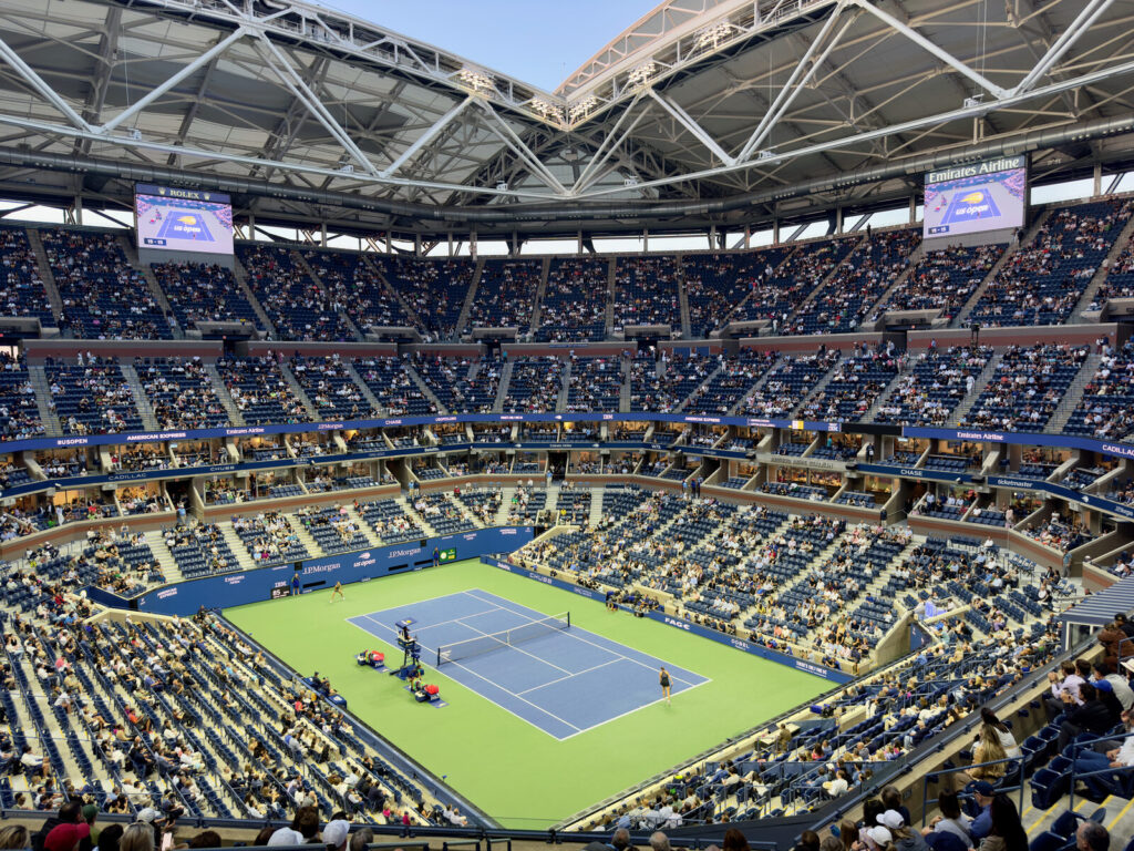 Aryna Sabalenka rebate a bola durante as quartas de final contra Qinwen Zheng no US Open de 2024