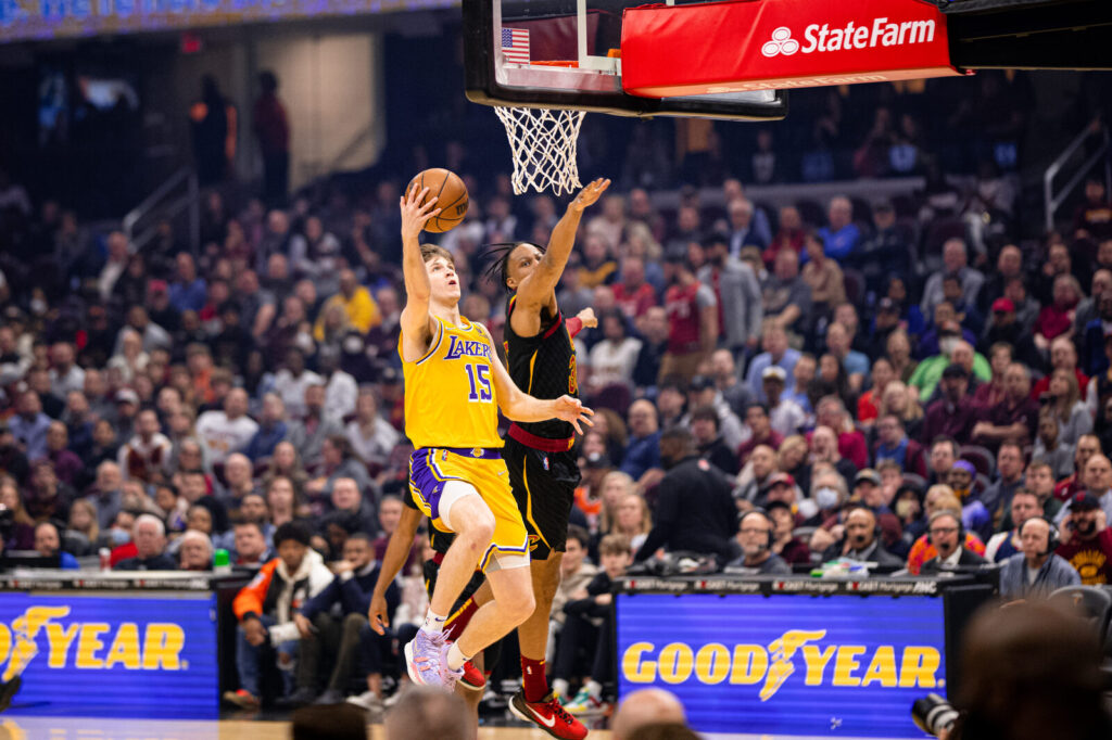 Austin Reaves em quadra durante jogo dos Los Angeles Lakers