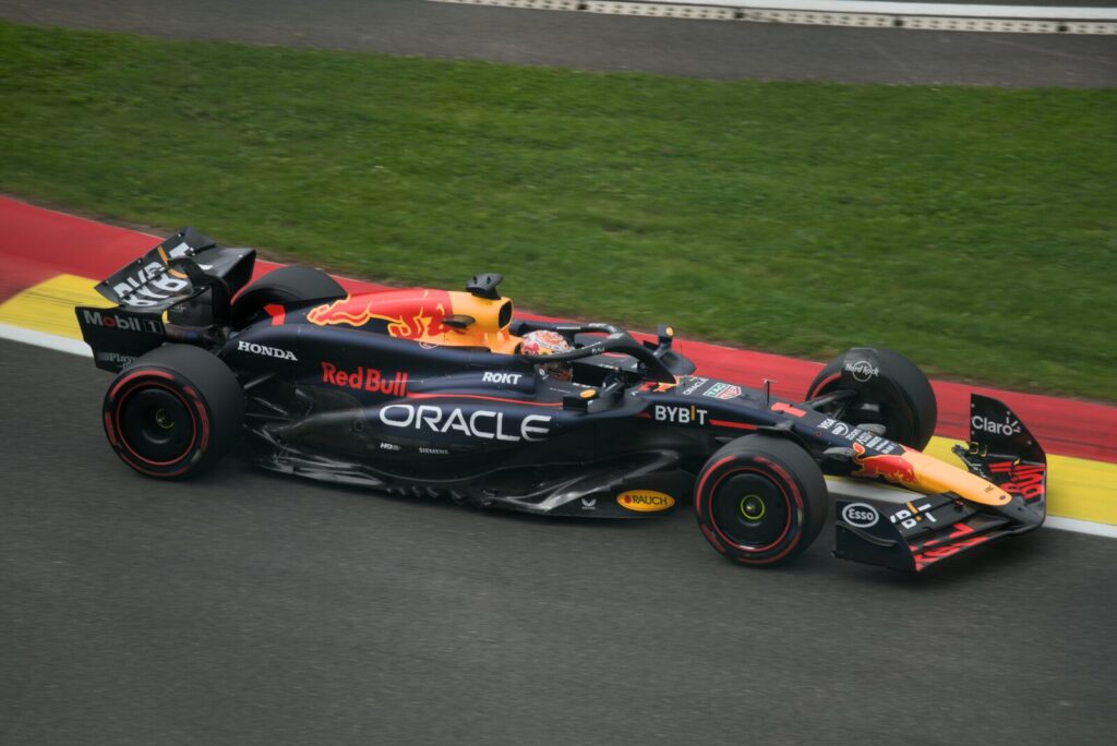 Carro de Fórmula 1 em ação na pista de Spa-Francorchamps durante sessão de treino do GP da Bélgica