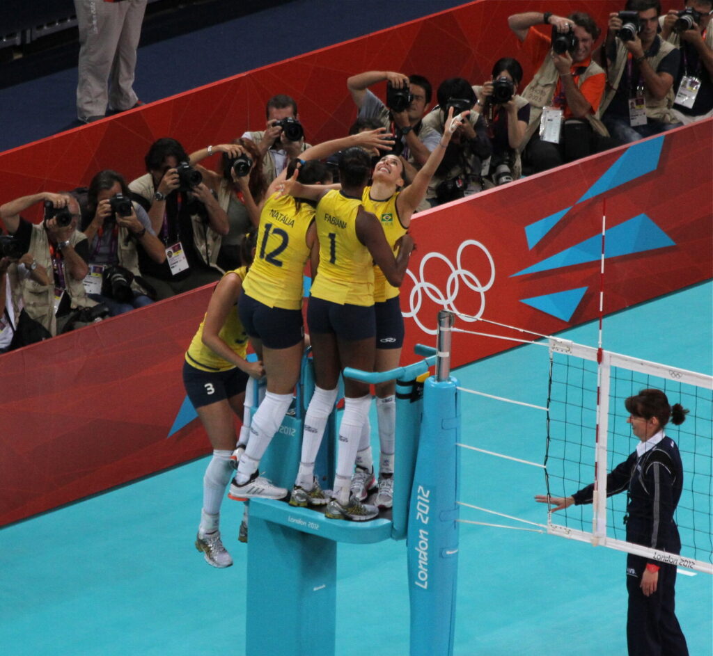 Jogadoras da seleção brasileira feminina de vôlei comemoram conquista de medalha olímpica, em foto de arquivo sem relação com a partida contra a Turquia