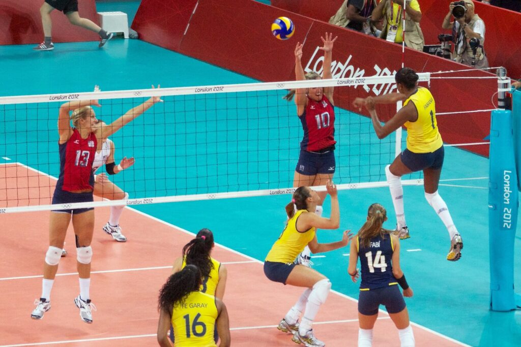 Jogadoras da seleção brasileira de vôlei feminino em ação durante partida internacional de vôlei
