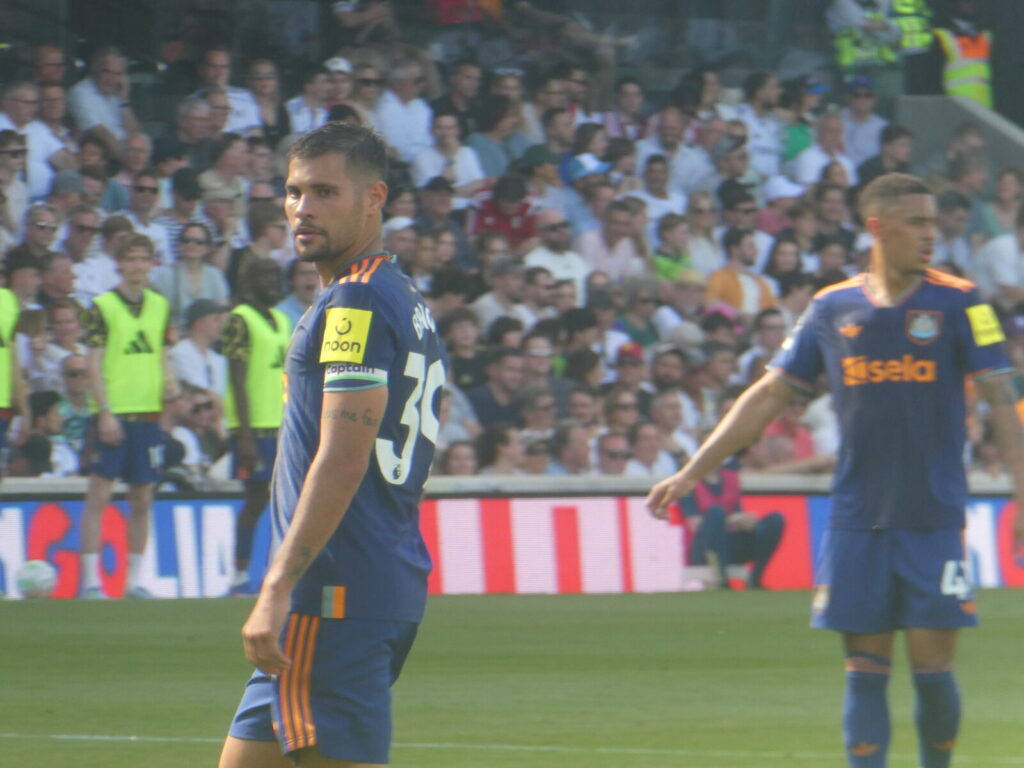 Bruno Guimarães em campo ao lado de Jacob Ramsey durante partida do Newcastle United
