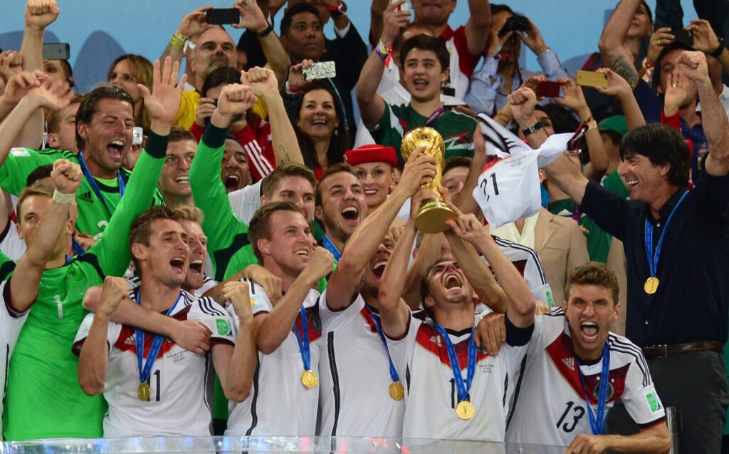 Jogadores comemoram conquista de Copa do Mundo com o troféu