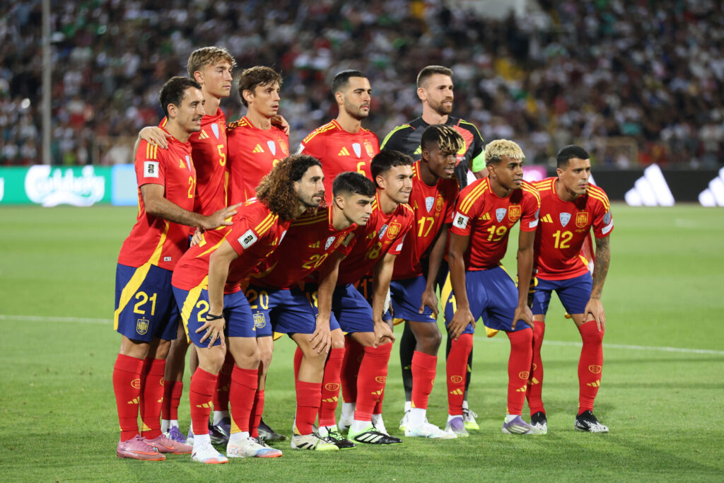 Seleção da Espanha em campo durante jogo de eliminatórias