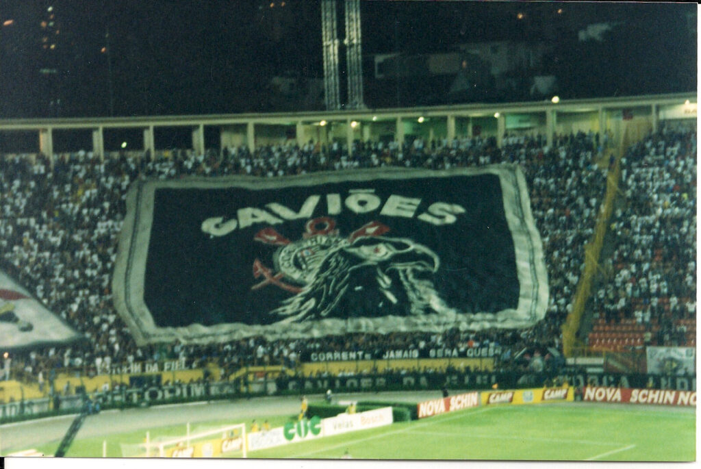 Torcida do Corinthians exibe mosaico da Gaviões da Fiel em arquibancada lotada durante jogo do time, imagem ilustrativa de arquivo