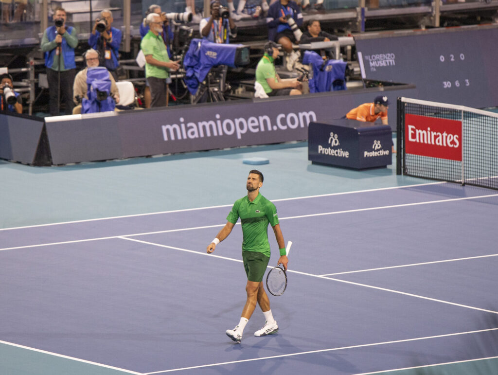 Novak Djokovic caminha em quadra durante partida no Miami Open de 2025