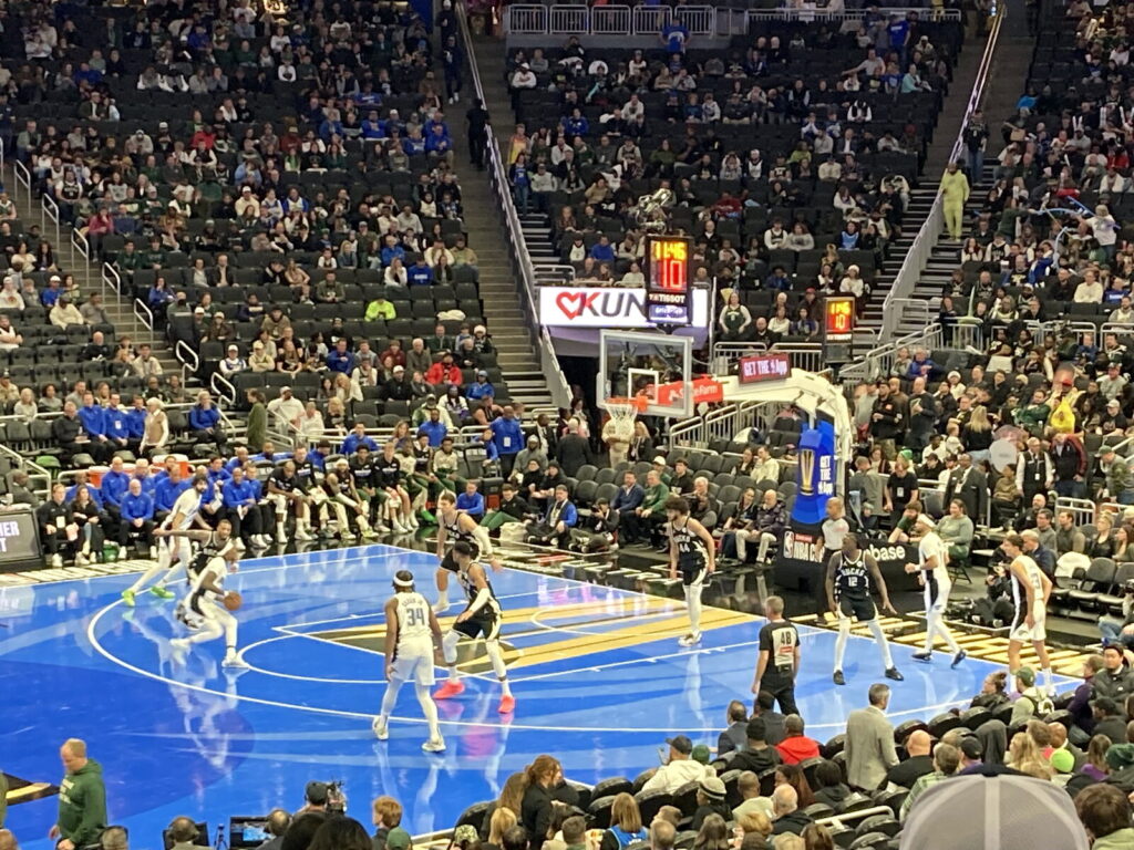 Jogadores em ação durante partida da NBA em quadra