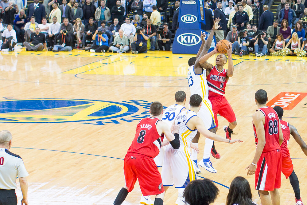 Draymond Green, do Golden State Warriors, defende arremesso em jogo da NBA