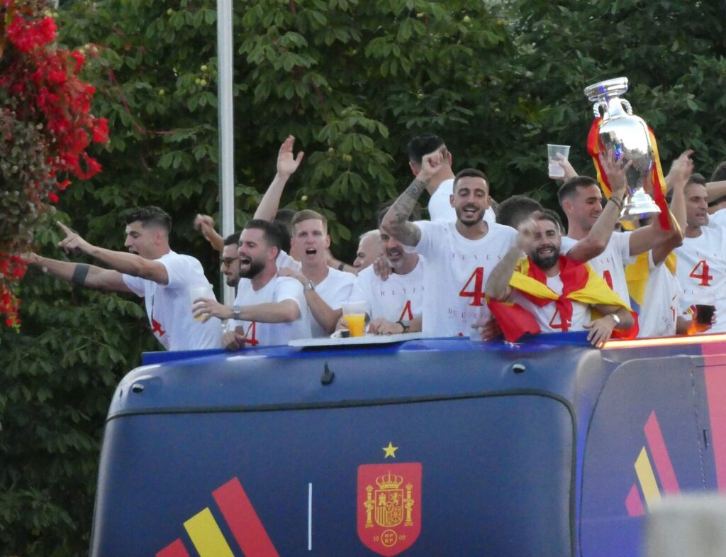 Jogadores da selecao espanhola comemoram o titulo da Eurocopa 2024 em onibus aberto durante desfile em Madri