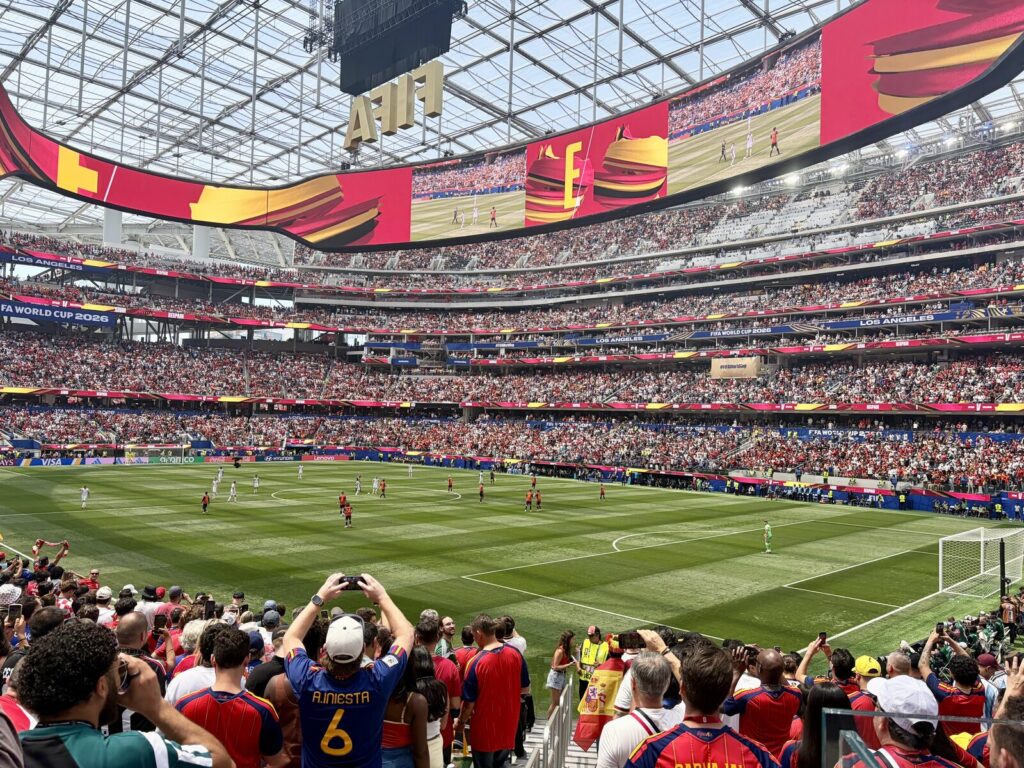 Torcida e jogadores em campo durante partida da seleção espanhola na Copa do Mundo de 2026