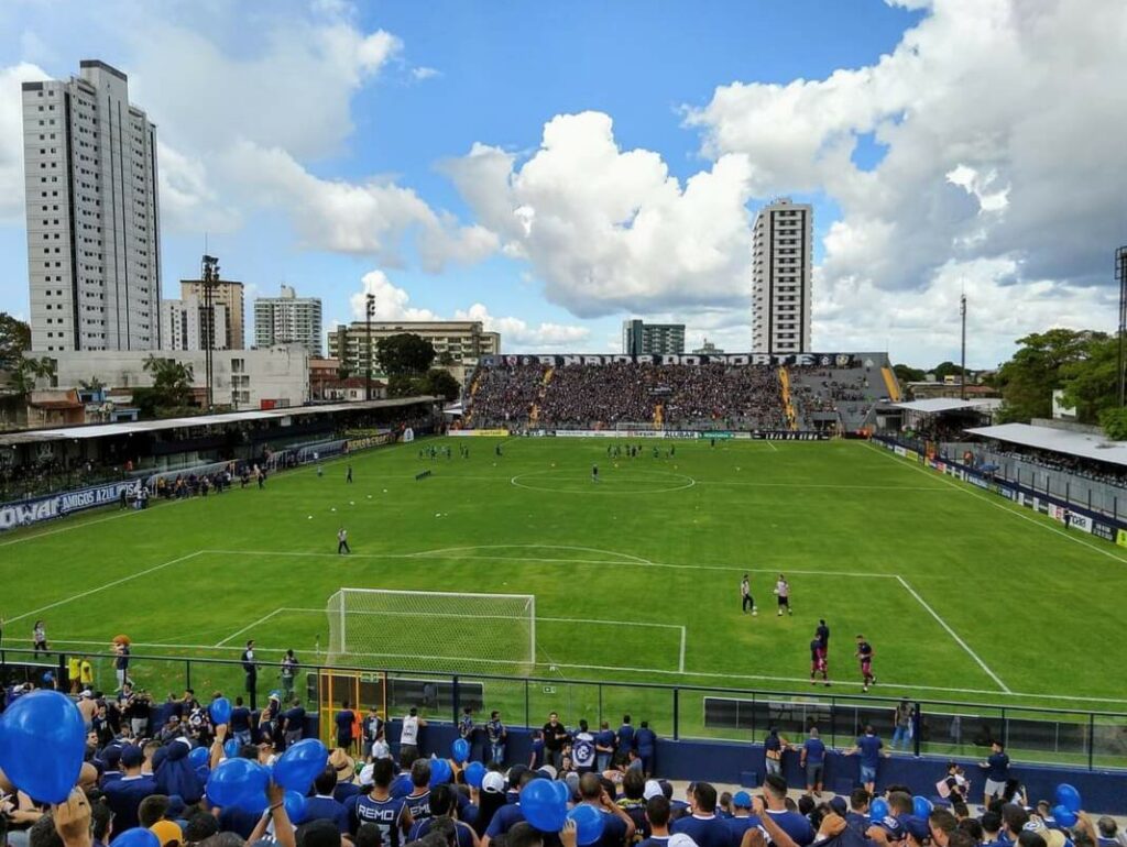Torcida do Remo lotando o Estádio do Baenão em Belém antes de jogo do clube