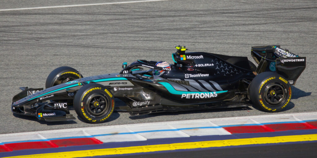 Andrea Kimi Antonelli pilotando o Mercedes W17 em ação durante o GP da Áustria de 2026