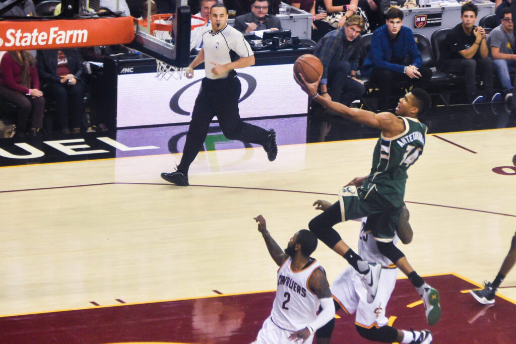 Giannis Antetokounmpo em ação na NBA