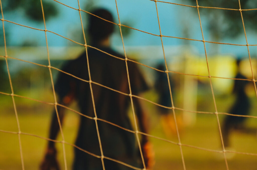 Goleiro genérico observando através da rede do gol