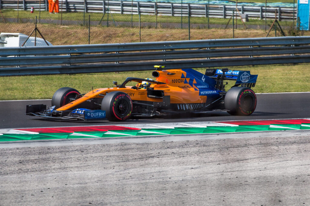 Lando Norris pilotando a McLaren no circuito de Hungaroring