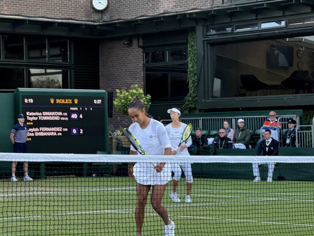 Leylah Fernandez rebate a bola em partida de duplas em Wimbledon 2024