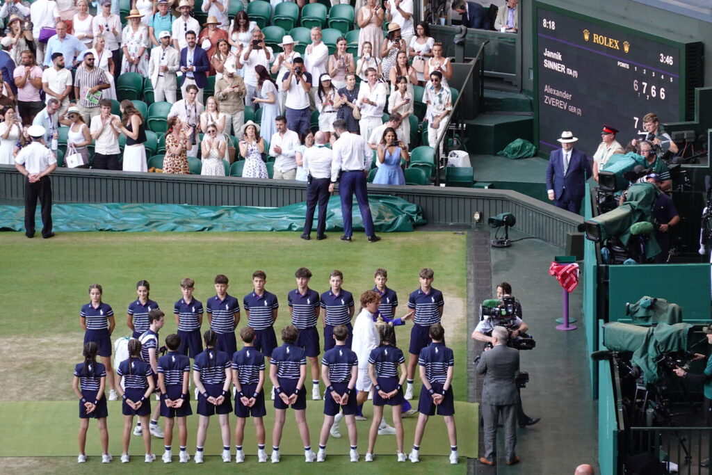 Jannik Sinner comemora após vencer a final de Wimbledon 2026