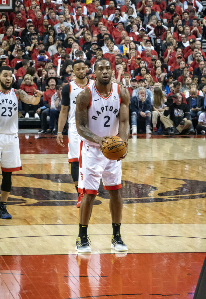 Raptors travam troca por Kawhi Leonard até NBA concluir investigação sobre os Clippers