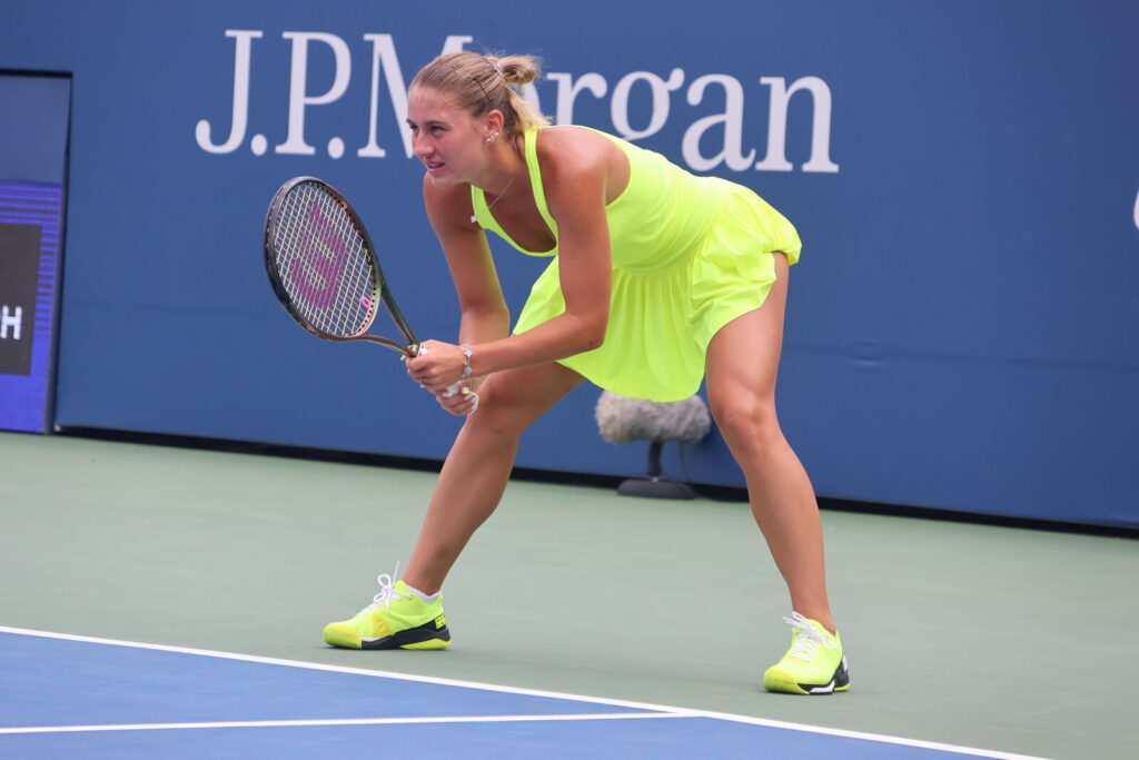 Marta Kostyuk em ação em quadra de tênis