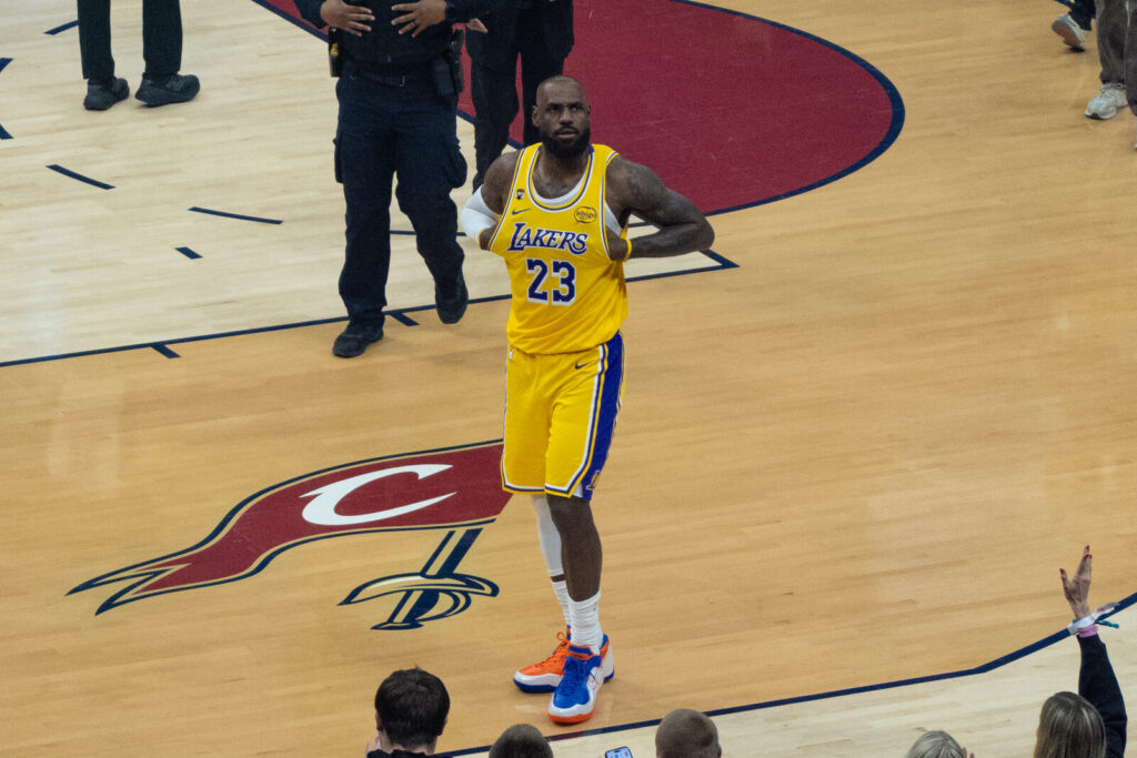 LeBron James em quadra durante jogo dos Lakers contra o Cleveland Cavaliers em janeiro de 2026