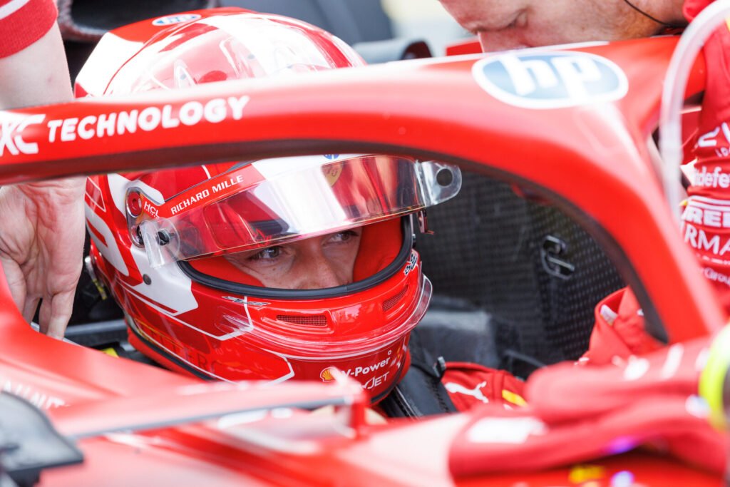 Charles Leclerc pilotando a Ferrari em corrida de Fórmula 1