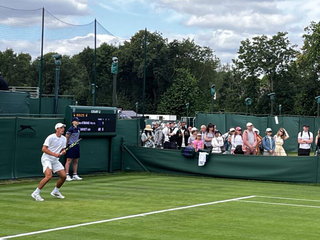 Tenista em ação durante partida em quadra dura, ilustrando o clima do National Bank Open 2026
