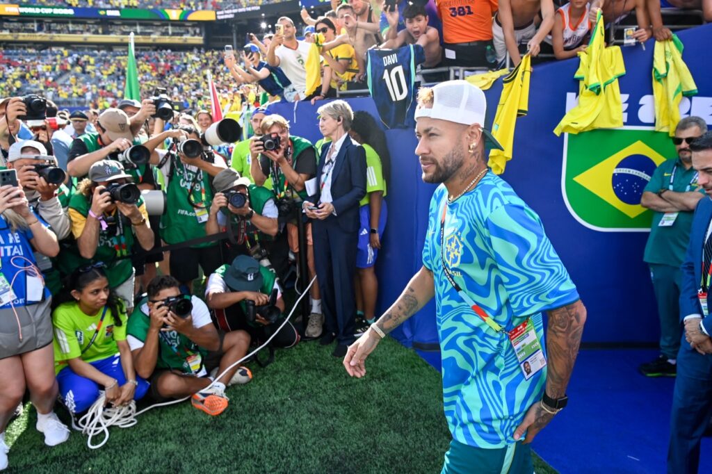 Neymar com a camisa da Seleção Brasileira à beira do gramado antes de jogo da Copa do Mundo de 2026