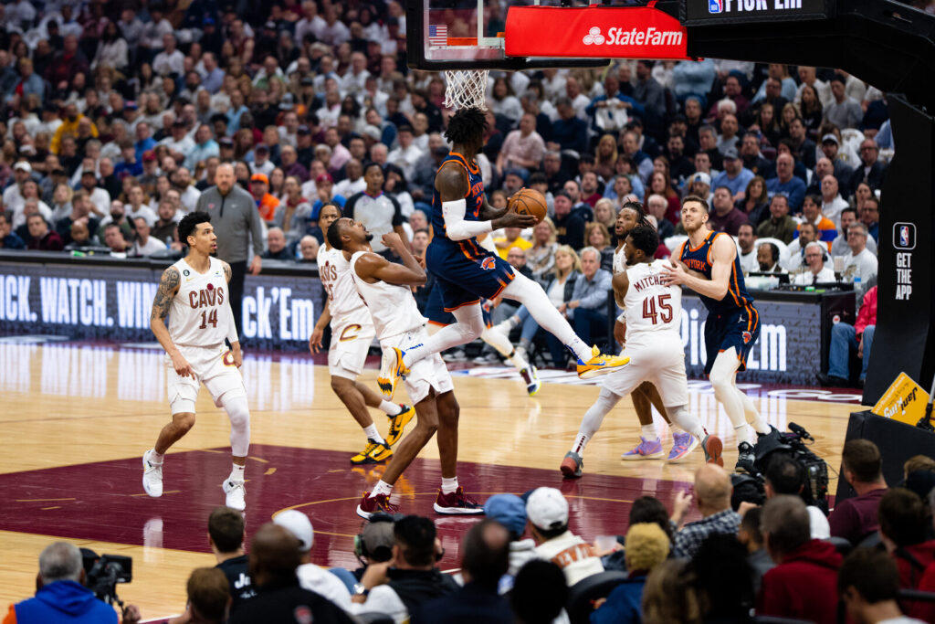Jogadores da NBA disputam bola durante partida de playoff em quadra