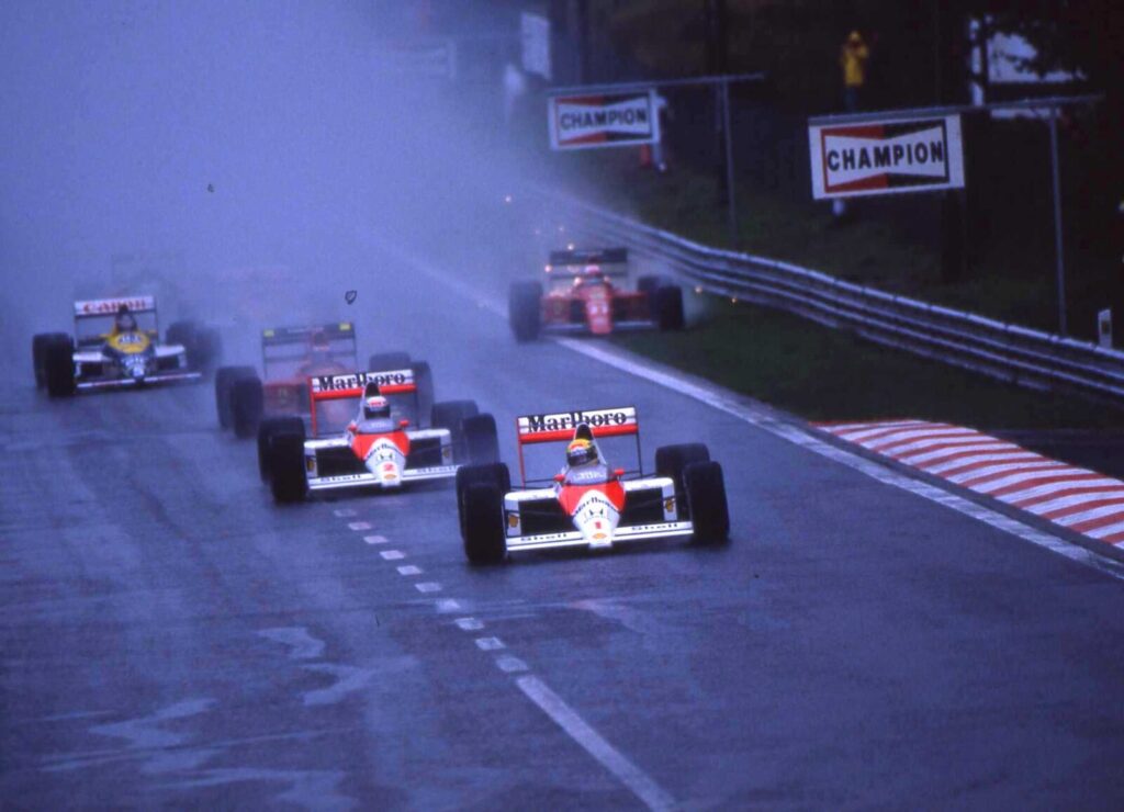 Largada do GP da Bélgica de Fórmula 1 de 1989 em Spa-Francorchamps, com carros da McLaren na ponta logo após a saída
