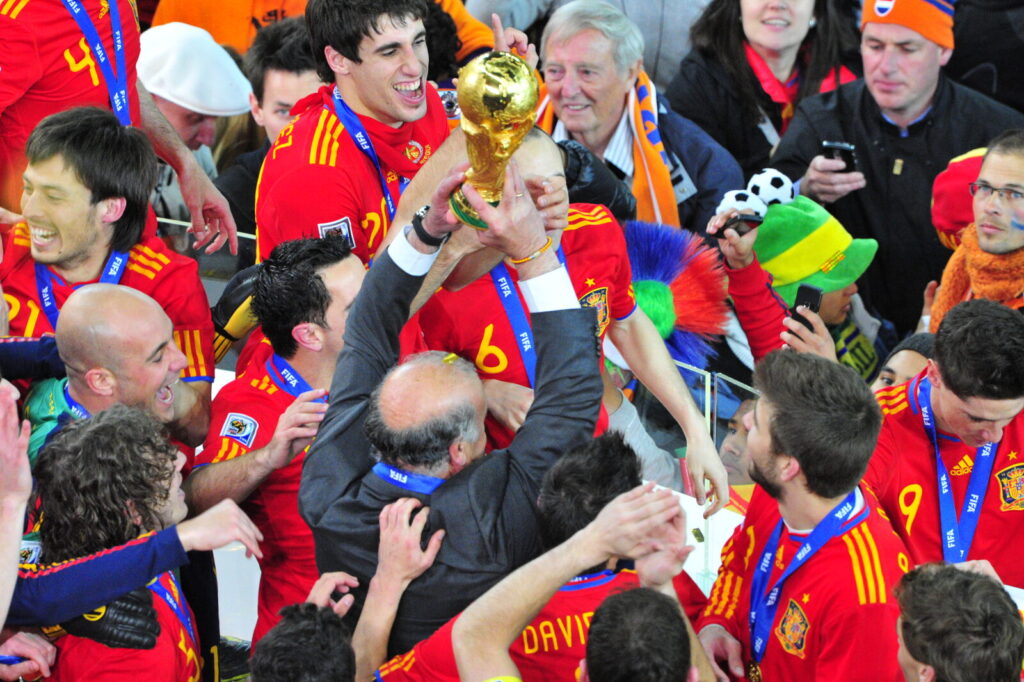 Seleção da Espanha comemora com a taça da Copa do Mundo de 2010