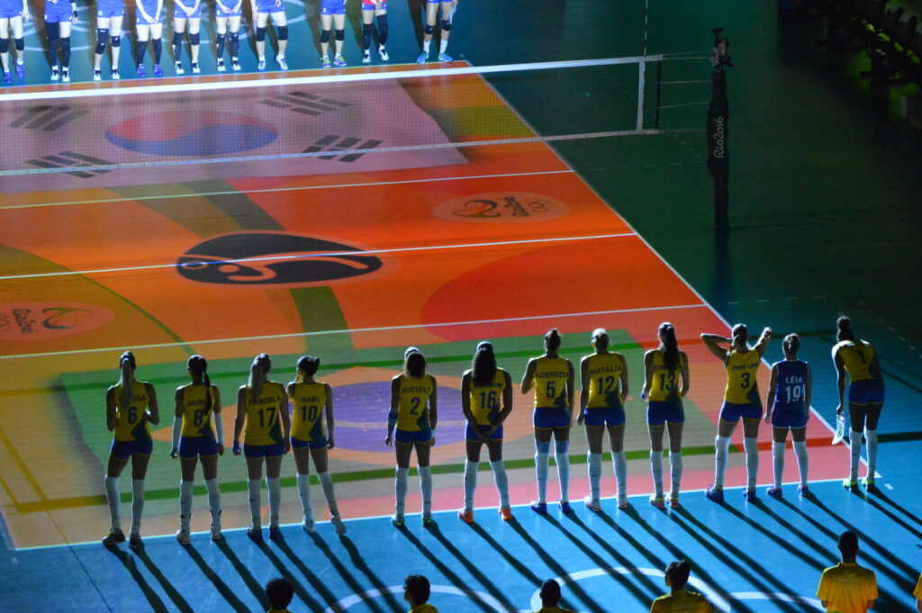 Seleção brasileira feminina de vôlei em quadra durante os Jogos Olímpicos do Rio 2016