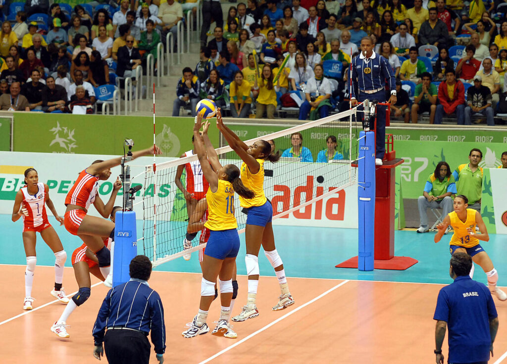 Seleção brasileira feminina de vôlei bloqueia ataque de Cuba durante partida em Pan-Americano no Rio de Janeiro
