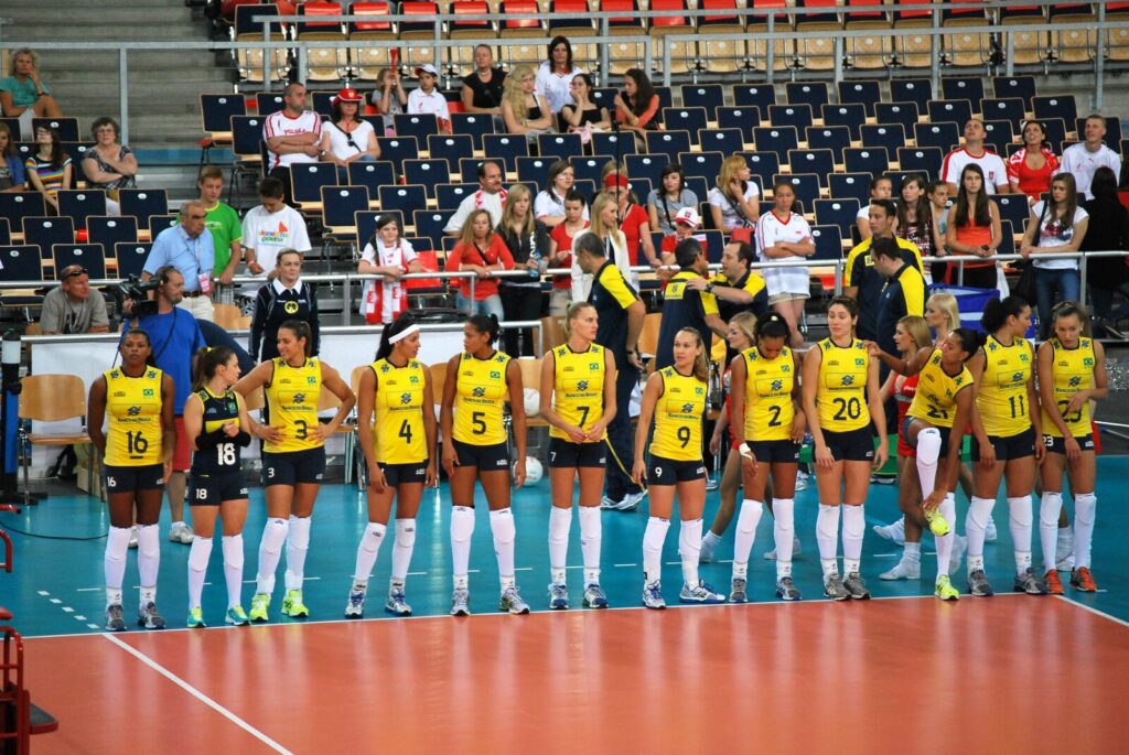 Seleção brasileira de vôlei feminino reunida em quadra antes de uma partida, em foto de arquivo