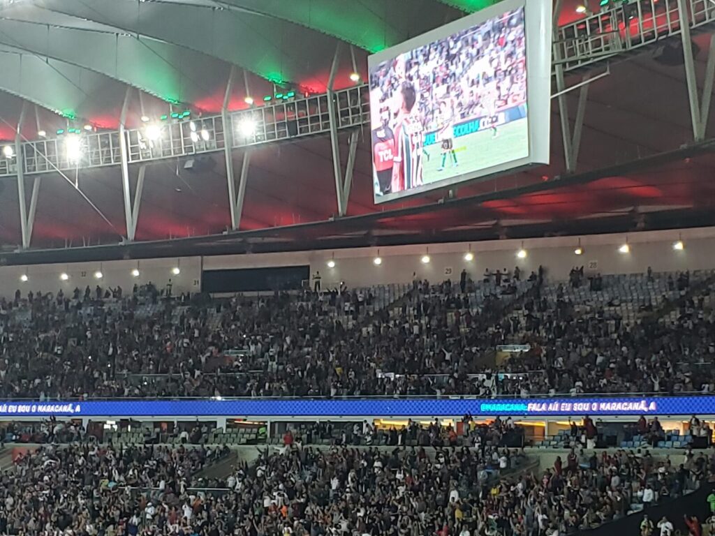 Estádio cheio durante partida do Campeonato Brasileiro, com torcida acompanhando o jogo