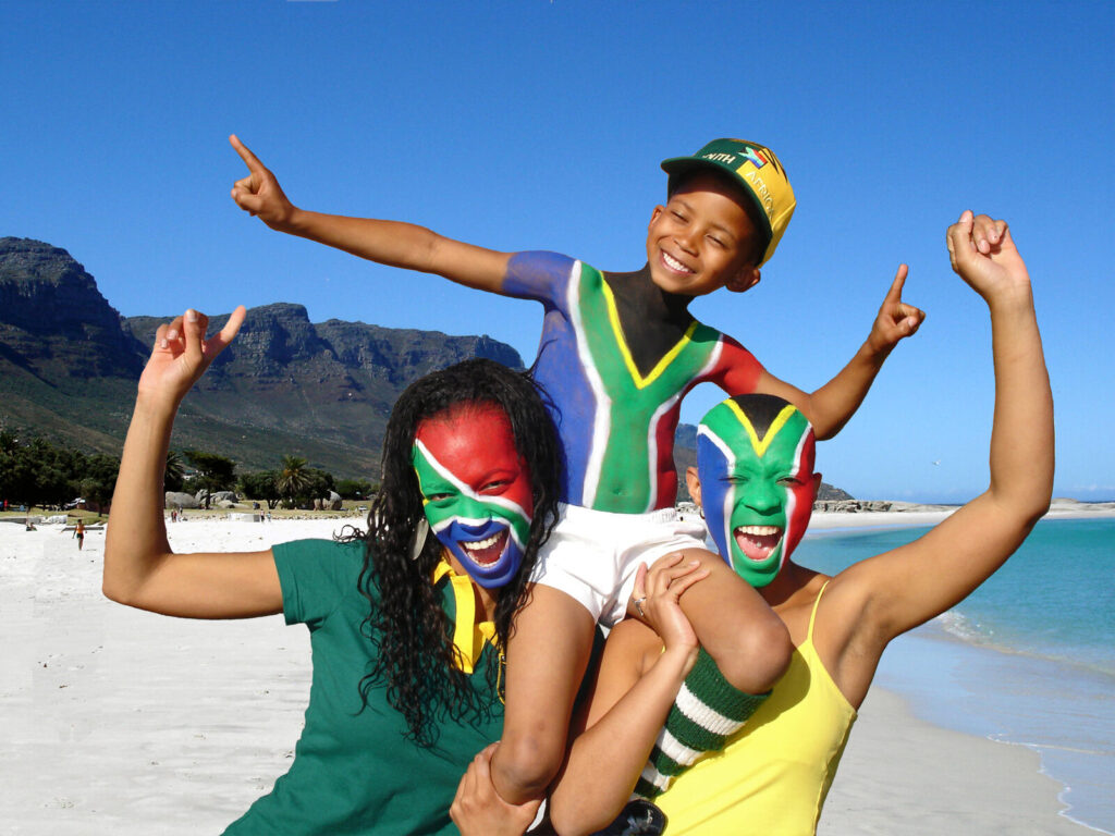 Torcedores sul-africanos com o rosto pintado celebrando a Copa do Mundo