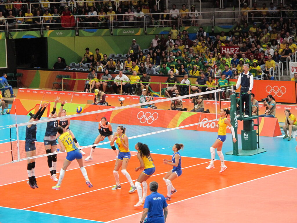 Jogadoras da seleção brasileira de vôlei feminino em ação durante partida
