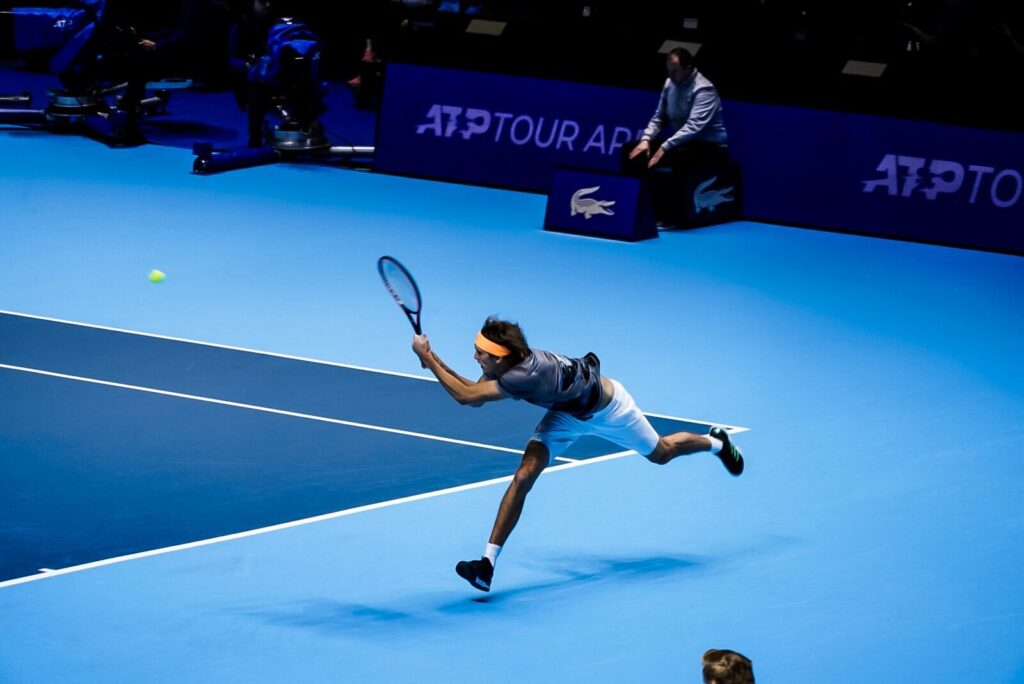 Alexander Zverev em ação durante partida de tênis, foto de arquivo