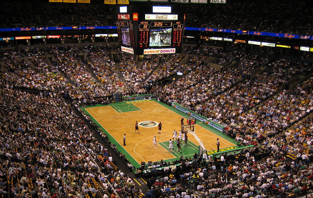 Jogadores em quadra durante partida de basquete da NBA