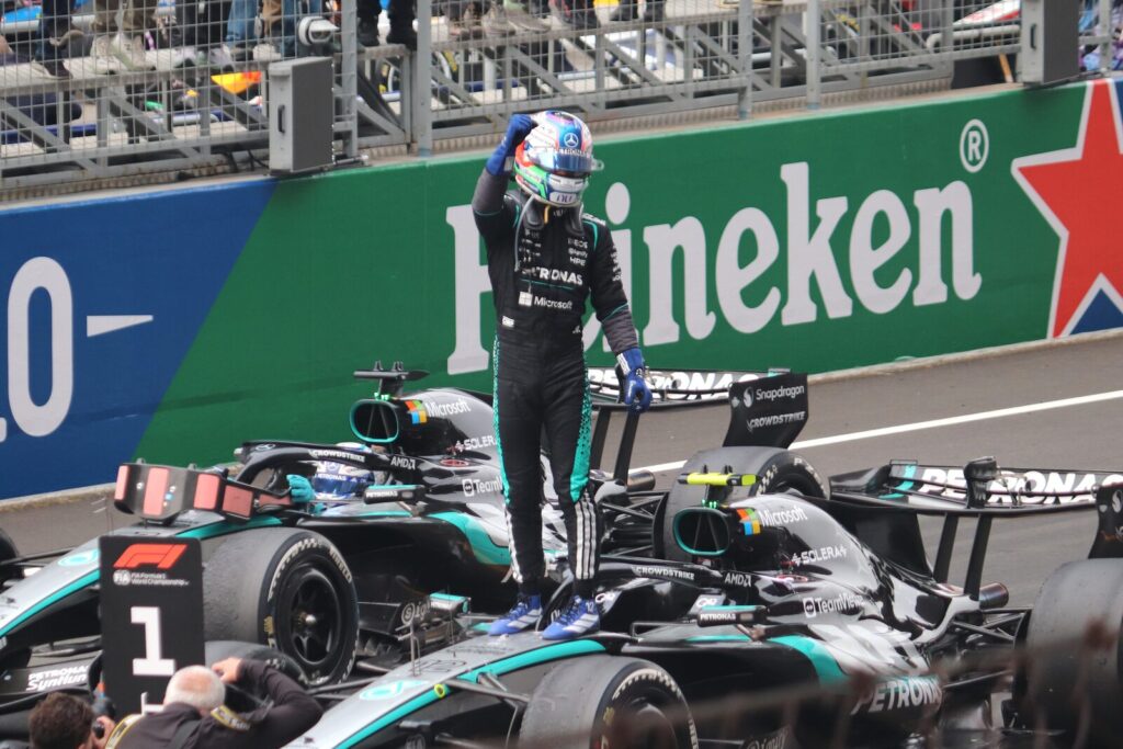 Kimi Antonelli comemora vitória com a Mercedes no GP da China de 2026 (Foto de arquivo: comemoração de Antonelli no GP da China 2026, mesma temporada da liderança na F1 2026.)