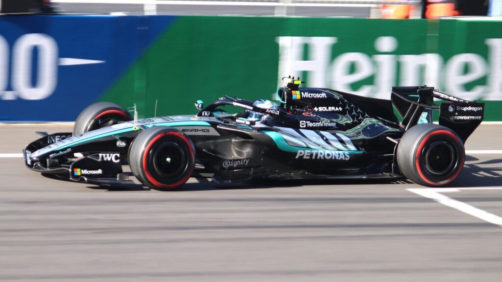 Kimi Antonelli em seu carro da Mercedes durante o treino classificatório do GP da China de 2026 de Fórmula 1
