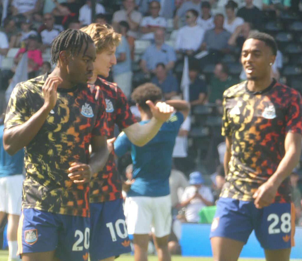 Foto de arquivo: Anthony Gordon em aquecimento pelo Newcastle antes de sua transferência para o Barcelona.