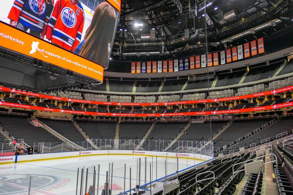 Interior da Rogers Place, arena em Edmonton que vai sediar a luta remarcada entre Blanchfield e Jasudavicius (Foto de arquivo: Rogers Place, arena sede do evento, 2019.)