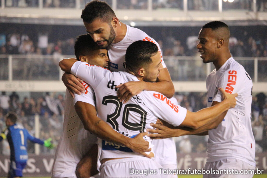 Jogadores do Santos comemoram gol em partida do Brasileirão 2017 (Foto de arquivo: comemoração de gol em partida do Brasileirão de 2017.)