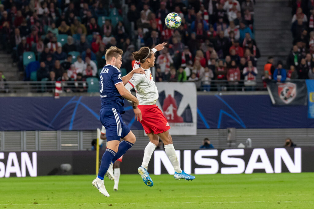 Jogadores de RB Leipzig e Olympique Lyonnais disputam bola em partida da fase de grupos da Champions League (Foto de arquivo: partida da fase de grupos da Champions League entre RB Leipzig e Lyon, em outubro de 2019.)
