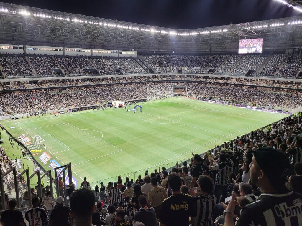 Interior da Arena MRV lotada de torcedores do Atlético-MG antes de uma partida noturna (Foto de arquivo: Arena MRV, estádio do Atlético-MG, em jogo de 2023 contra o Botafogo.)