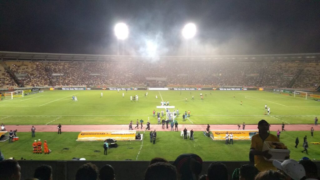Estádio lotado durante partida noturna da Copa do Brasil, com jogadores em campo e arquibancadas cheias (Foto de arquivo: jogo Sampaio Corrêa x Palmeiras pelas oitavas da Copa do Brasil de 2019, não referente à rodada de quartas atual.)
