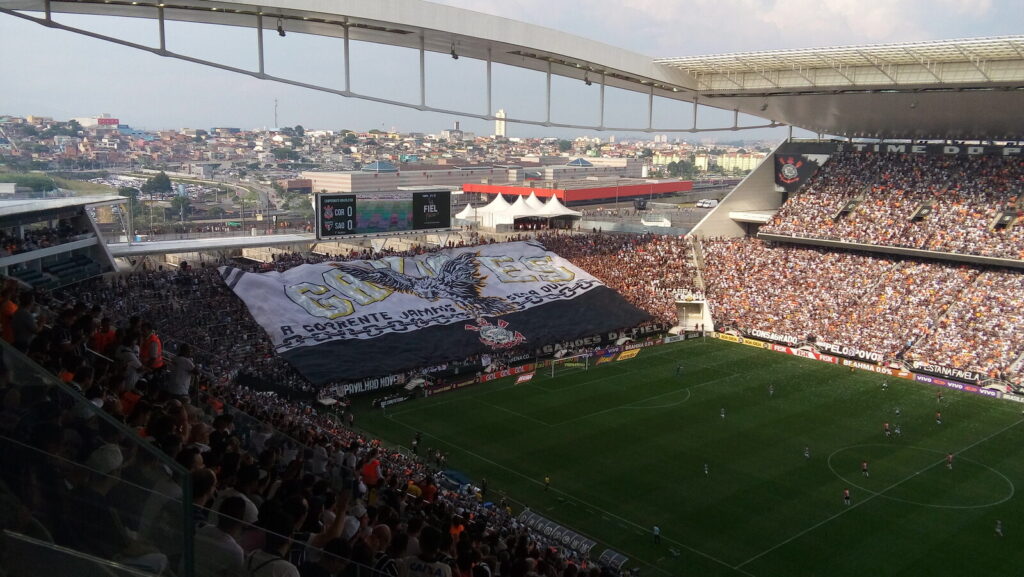 Torcida do Corinthians lotando as arquibancadas da Neo Química Arena durante partida